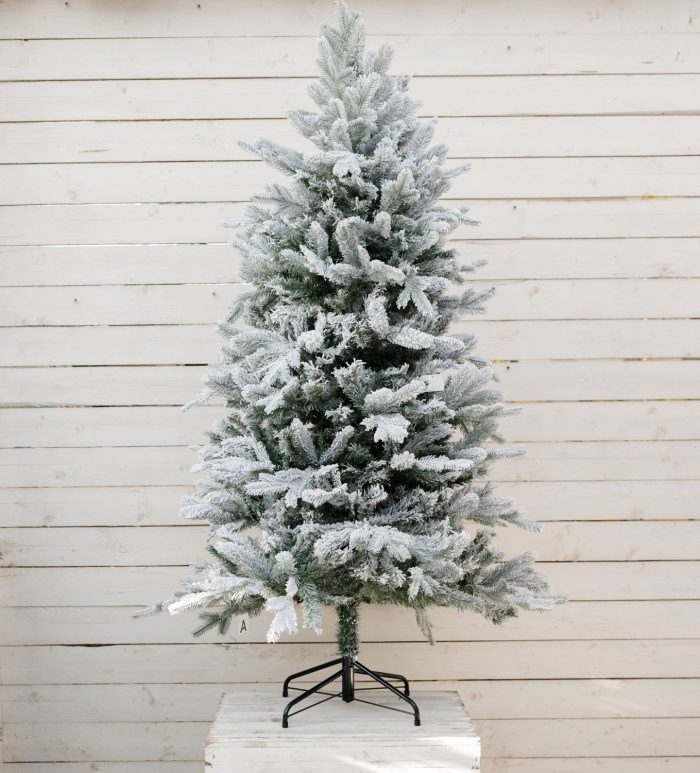 Albero di natale innevato